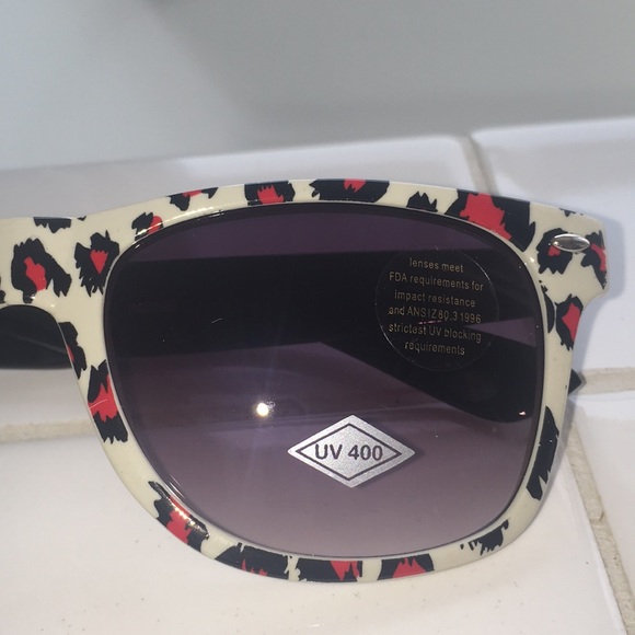 Red black and white cheetah print sunglasses - Picture 3 of 5